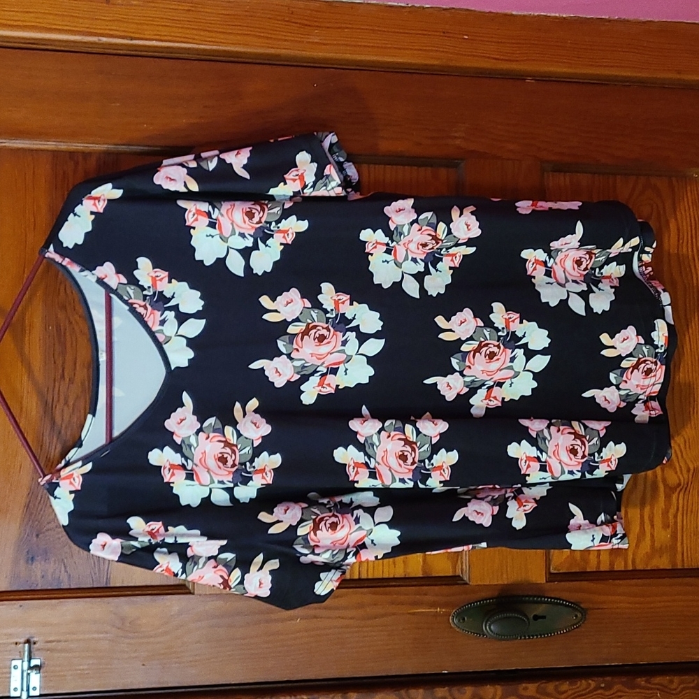 Women's Rosriss Floral V-Neck Tunic. Size 20W.